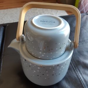 David's Tea teapot for one. Excellent condition.